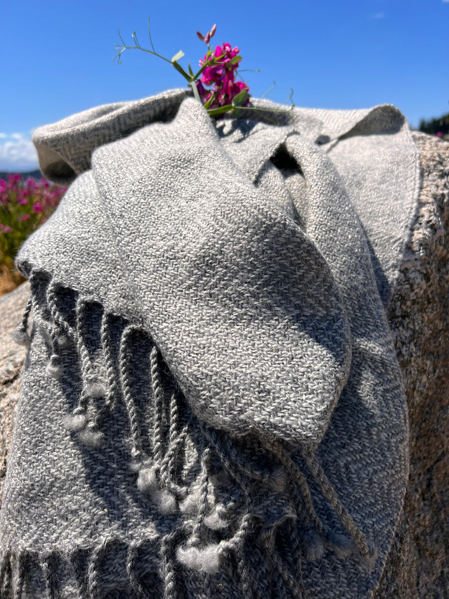 Finely Woven Throw with Twisted Fringe in Gray/White Herringbone