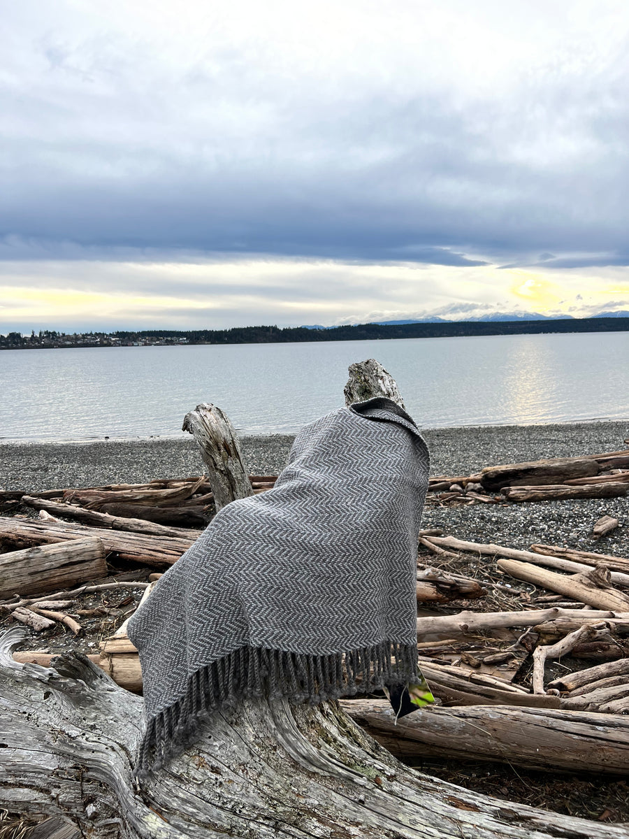 Chunky Throw With Twisted Fringe in Light Gray/Charcoal Gray Herringbone