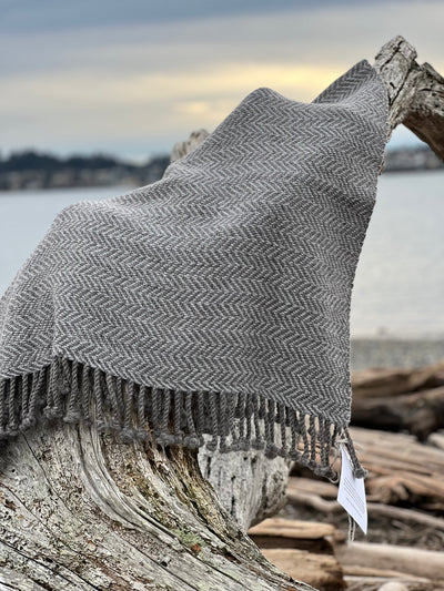 Chunky Throw With Twisted Fringe in Light Gray/Charcoal Gray Herringbone